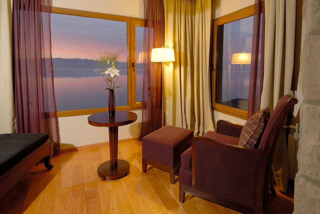 Alma Del Lago Suites & Spa San Carlos de Bariloche Eksteriør bilde A room at the hotel