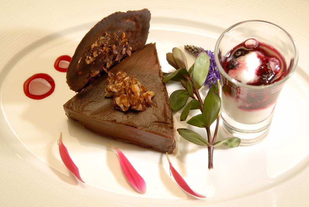 Alma Del Lago Suites & Spa San Carlos de Bariloche Eksteriør bilde A chocolate dessert