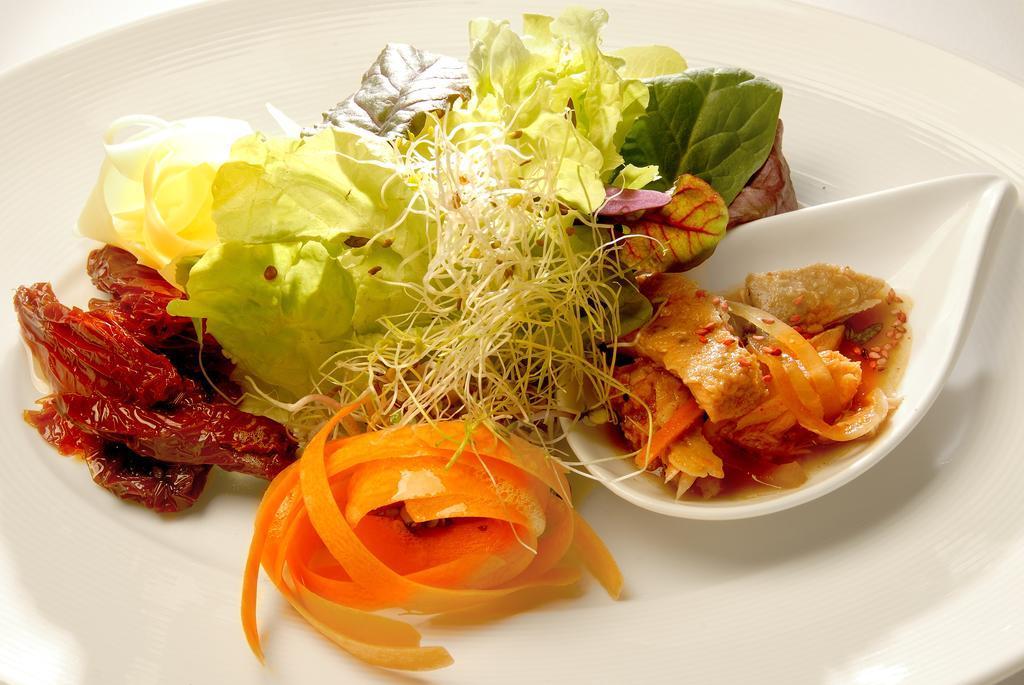 Alma Del Lago Suites & Spa San Carlos de Bariloche Eksteriør bilde A salad with sprouted alfalfa