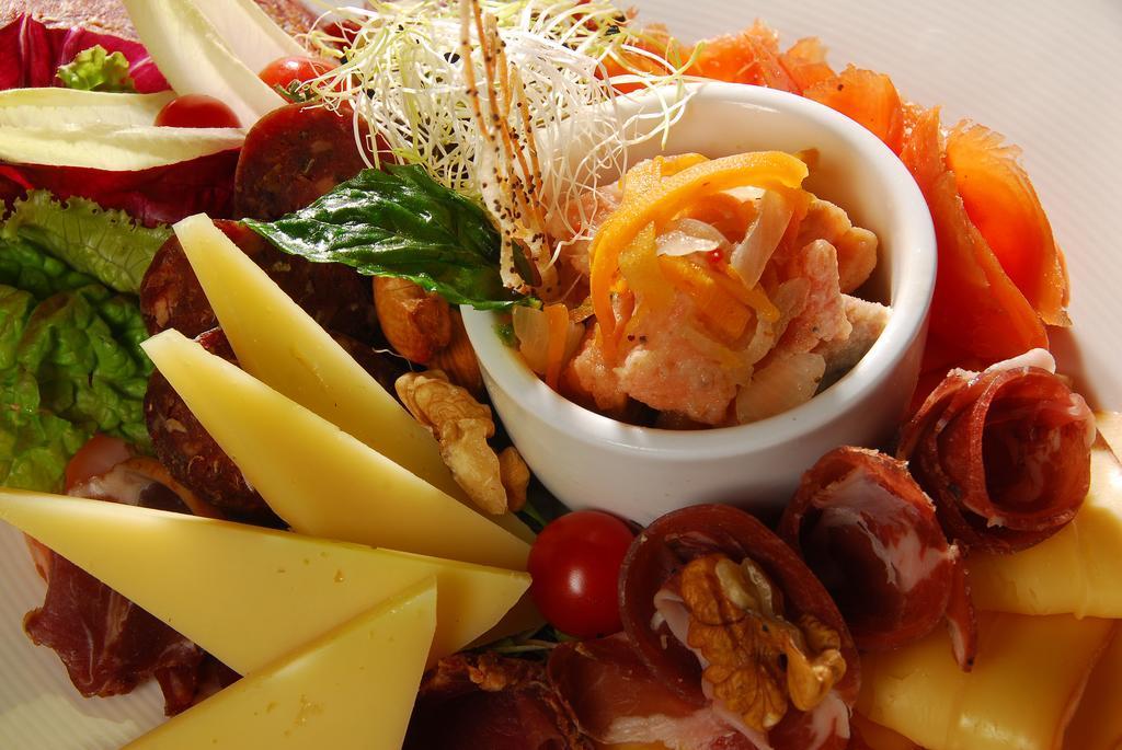 Alma Del Lago Suites & Spa San Carlos de Bariloche Eksteriør bilde A salad with a small bowl of Thousand Islands dressing