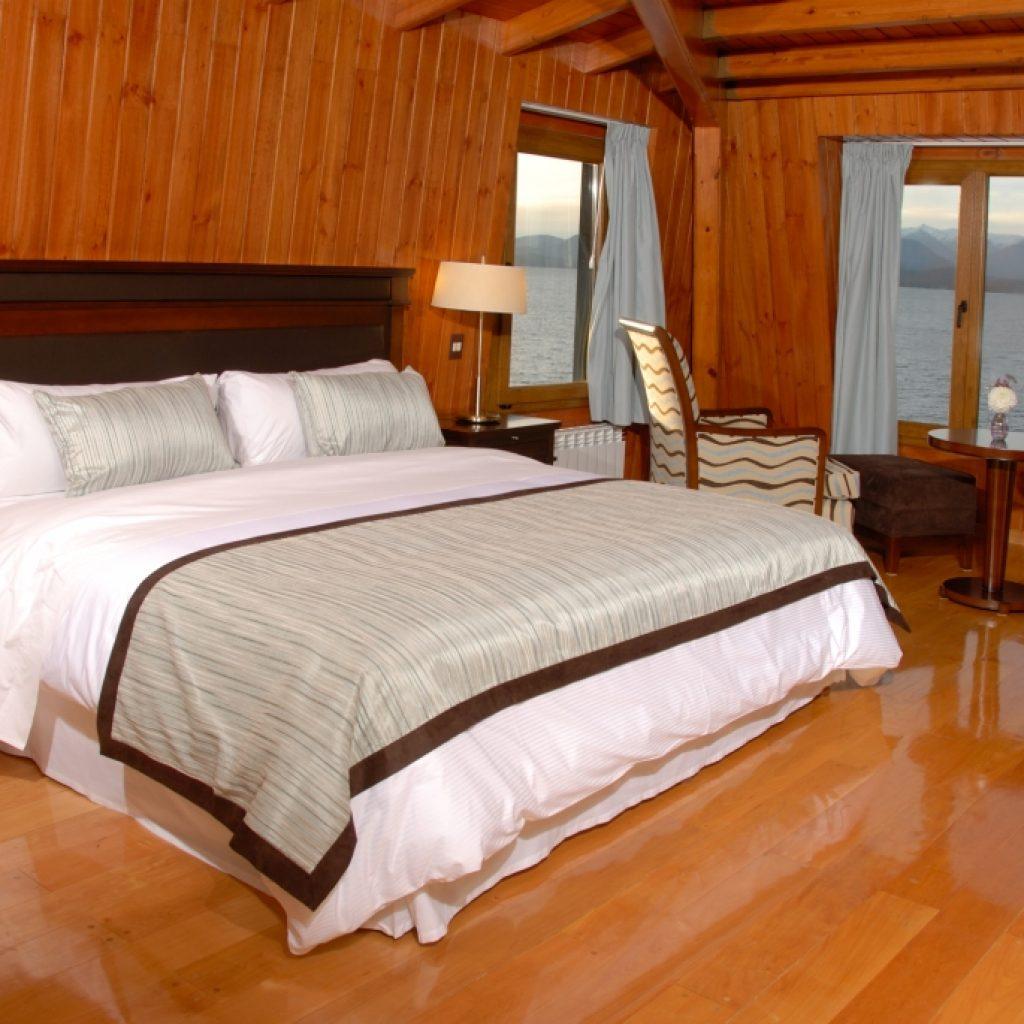 Alma Del Lago Suites & Spa San Carlos de Bariloche Eksteriør bilde A bedroom in the hotel