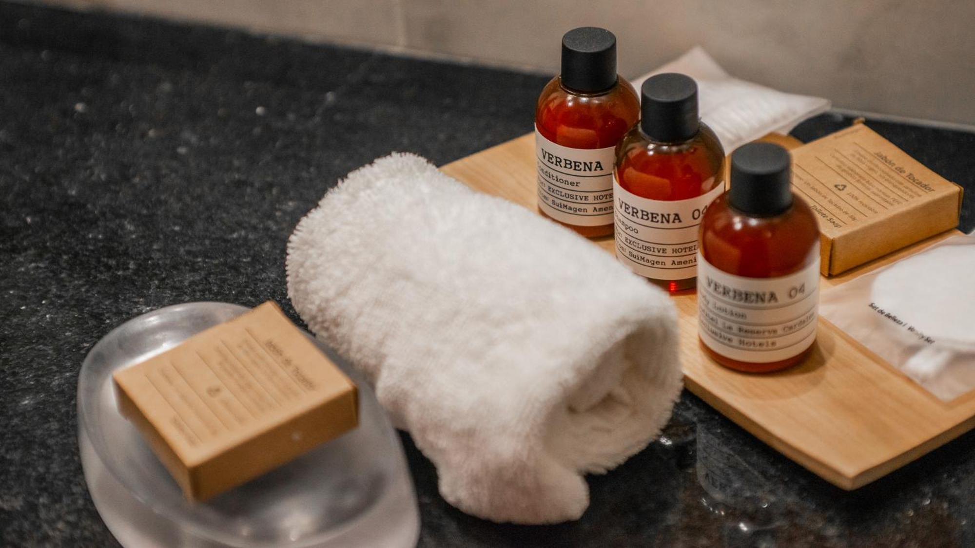 Alma Del Lago Suites & Spa San Carlos de Bariloche Eksteriør bilde A selection of toiletries in a hotel bathroom