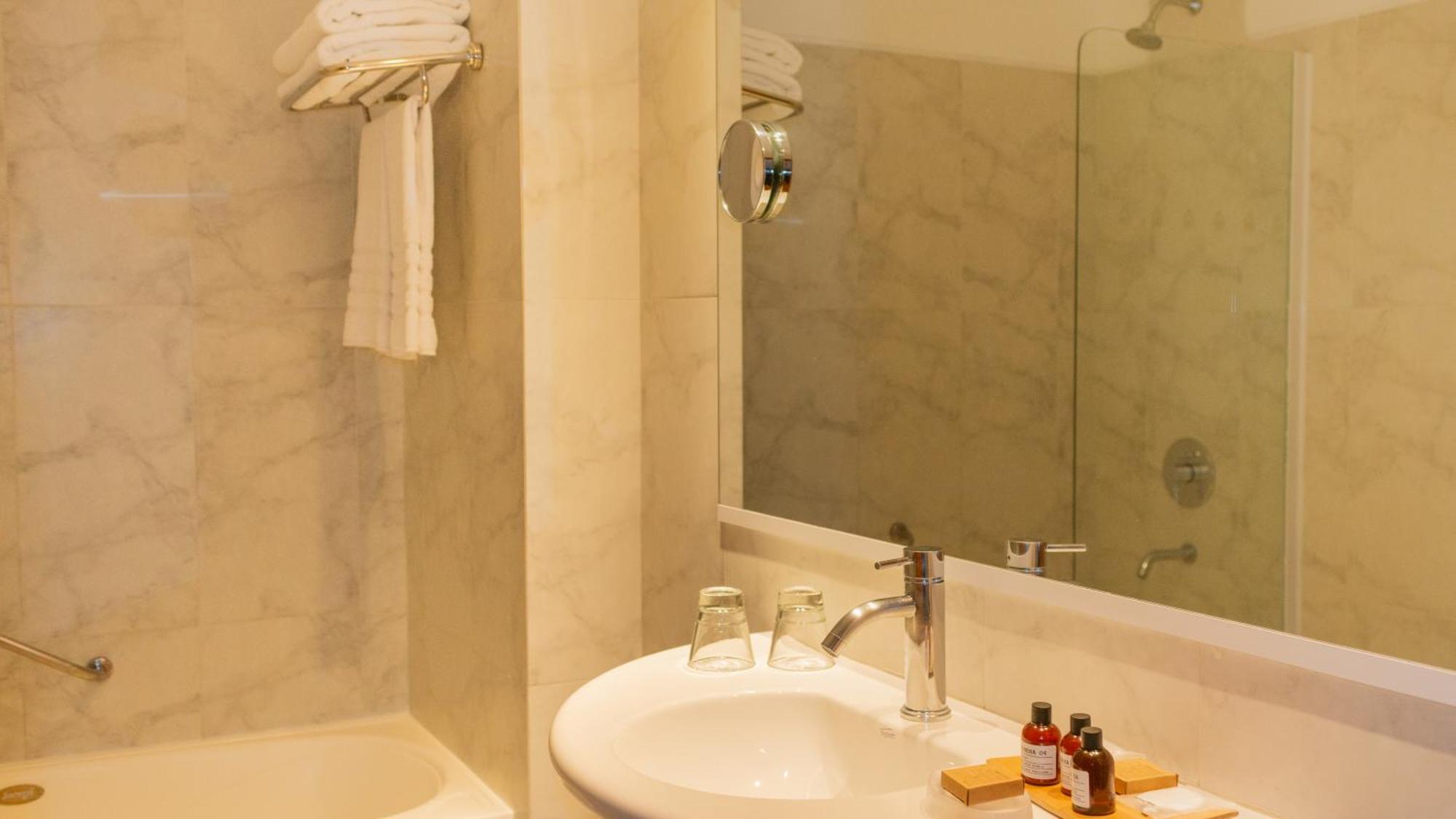 Alma Del Lago Suites & Spa San Carlos de Bariloche Eksteriør bilde Bathroom