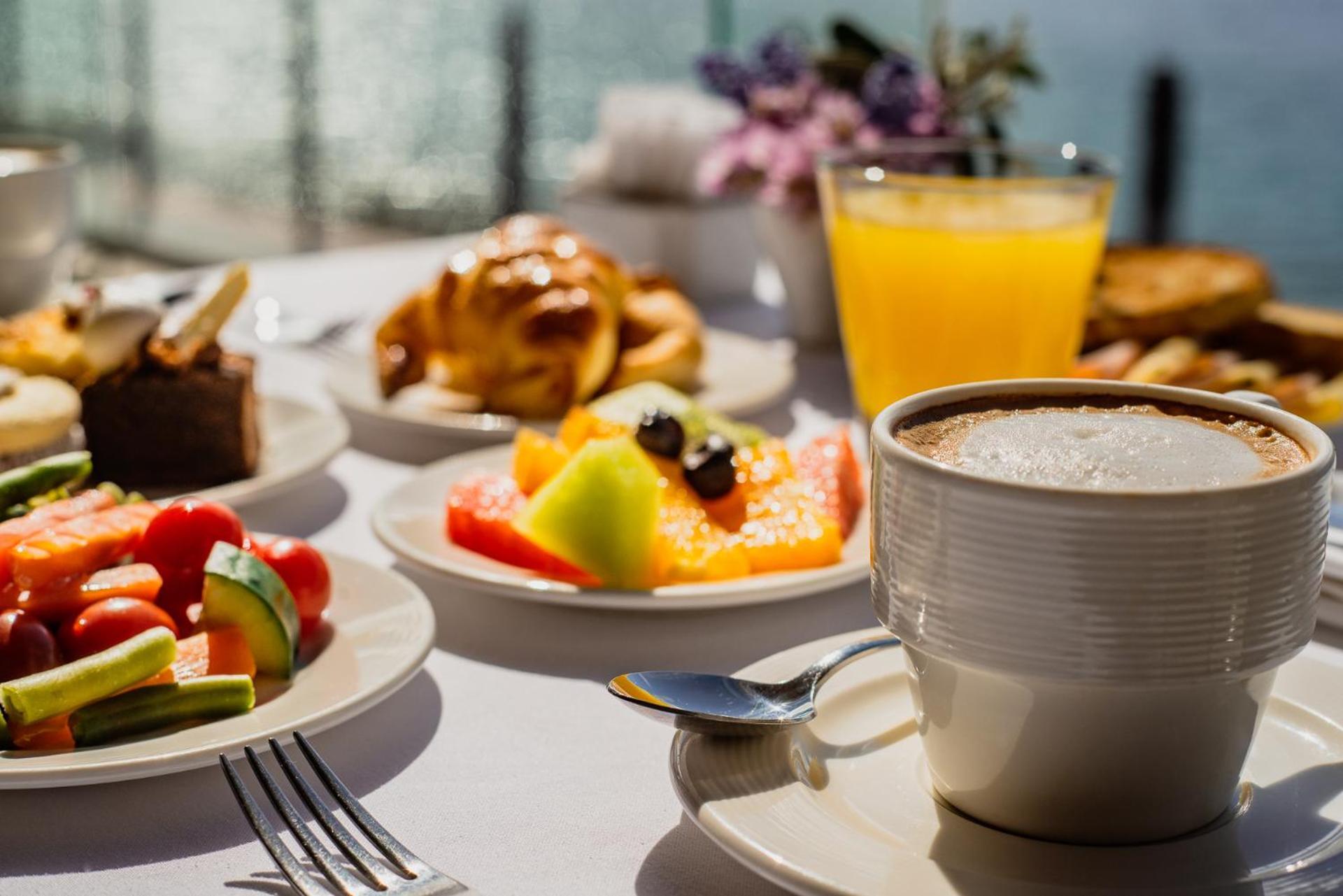Alma Del Lago Suites & Spa San Carlos de Bariloche Eksteriør bilde A continental breakfast