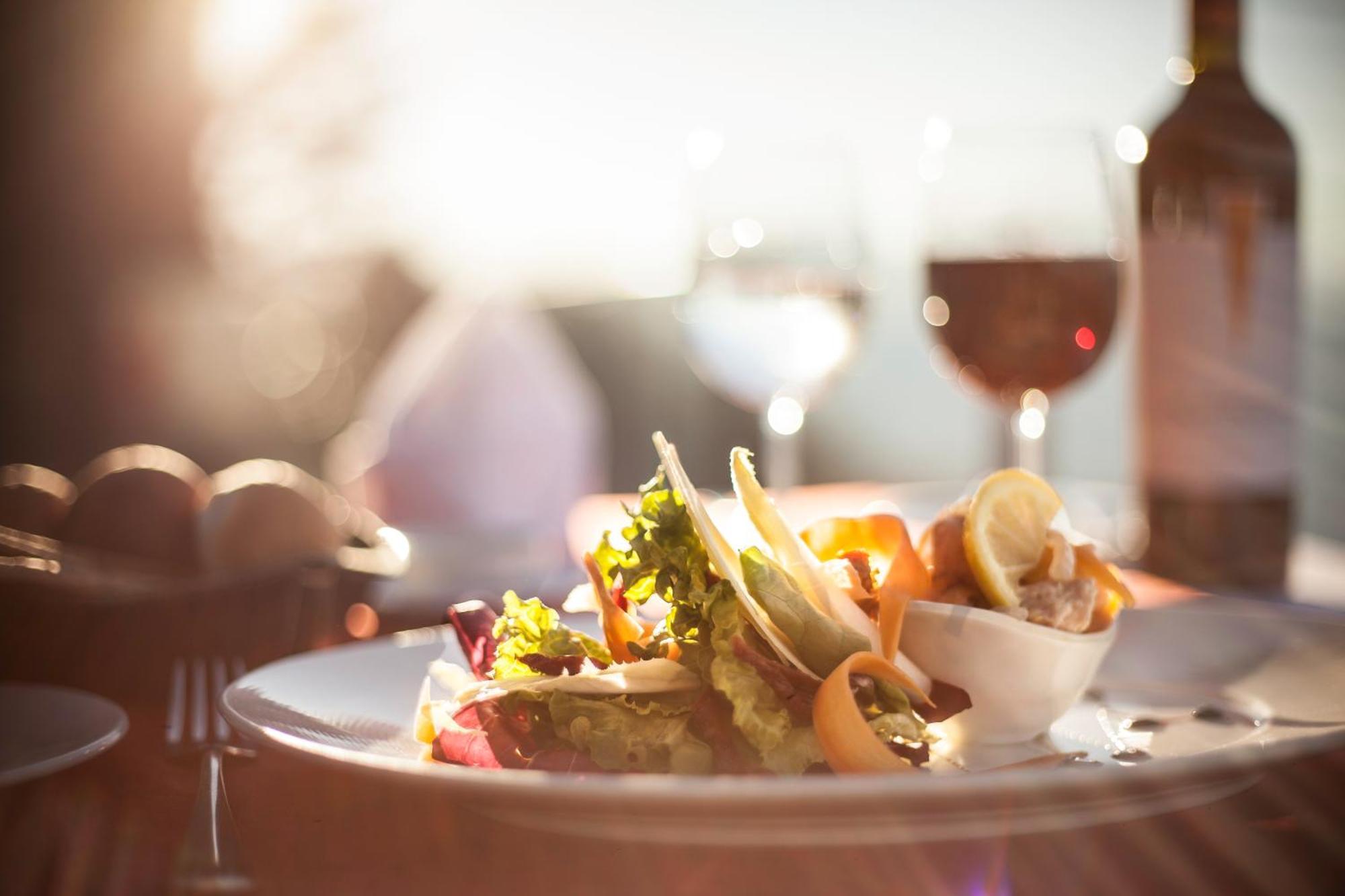 Alma Del Lago Suites & Spa San Carlos de Bariloche Eksteriør bilde A salad