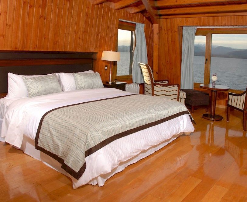 Alma Del Lago Suites & Spa San Carlos de Bariloche Eksteriør bilde A bedroom in the hotel