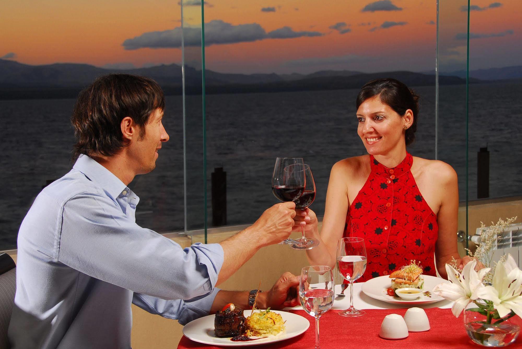 Alma Del Lago Suites & Spa San Carlos de Bariloche Eksteriør bilde A couple dining together