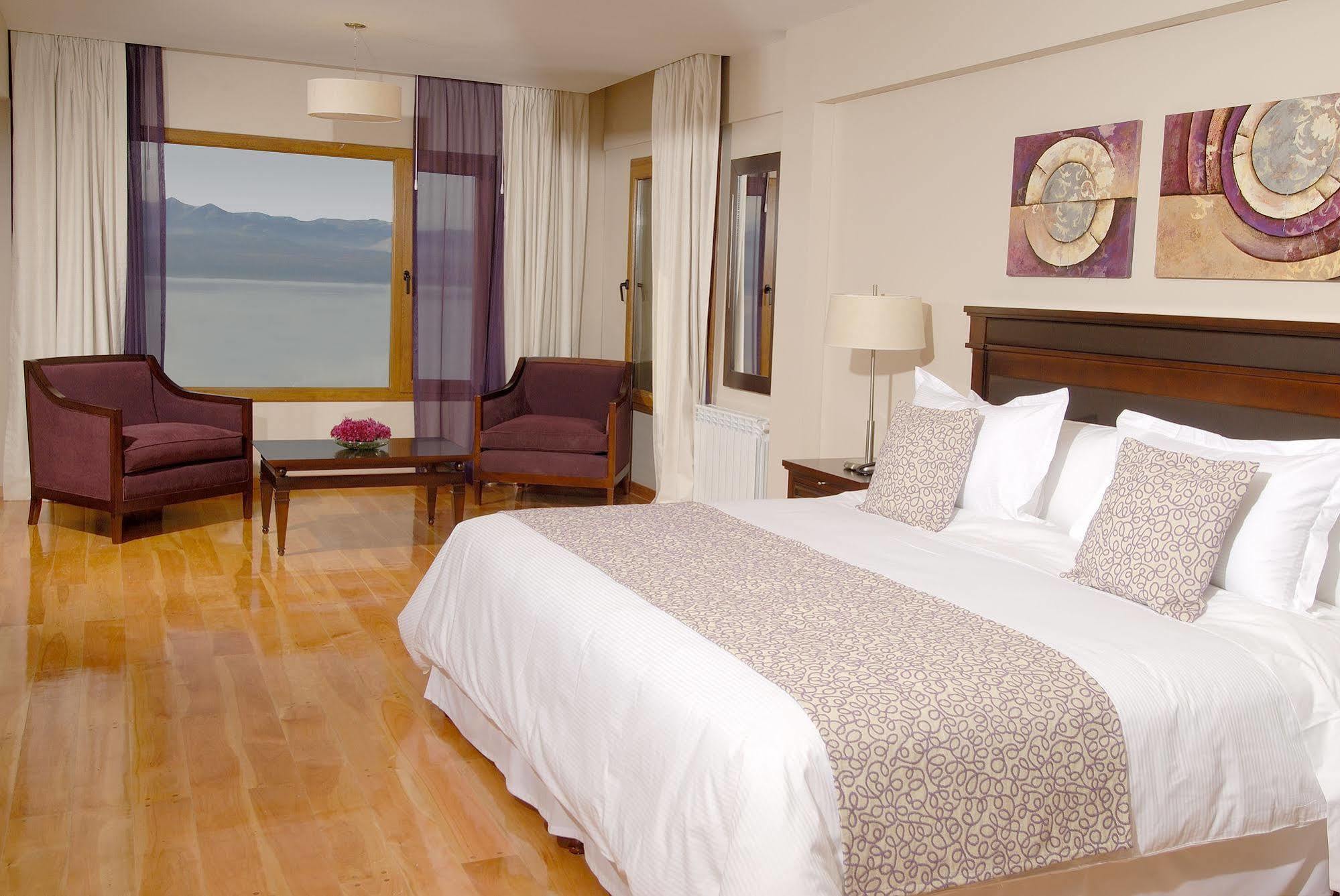 Alma Del Lago Suites & Spa San Carlos de Bariloche Eksteriør bilde A bedroom at the hotel