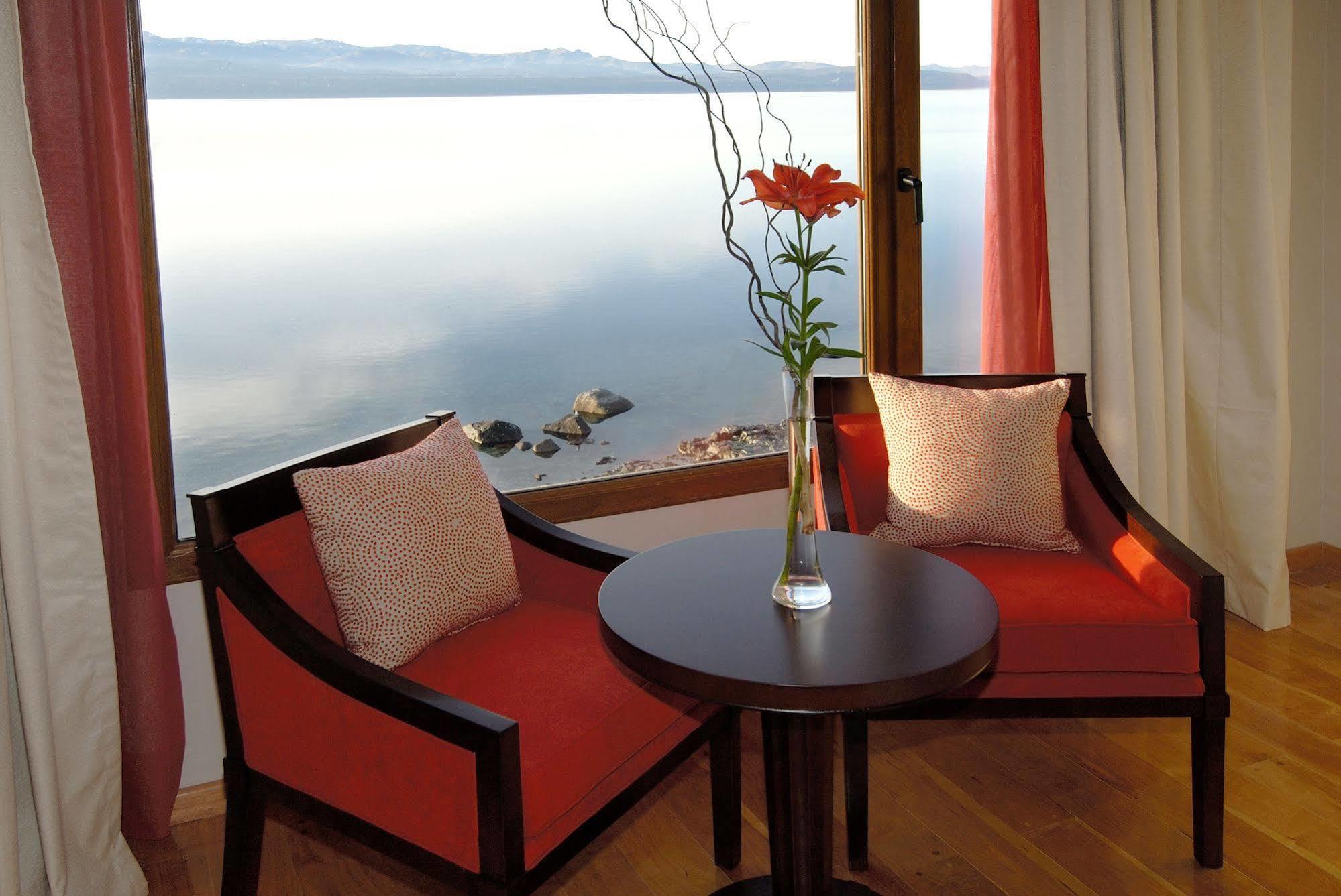 Alma Del Lago Suites & Spa San Carlos de Bariloche Eksteriør bilde A view from a suite at the resort