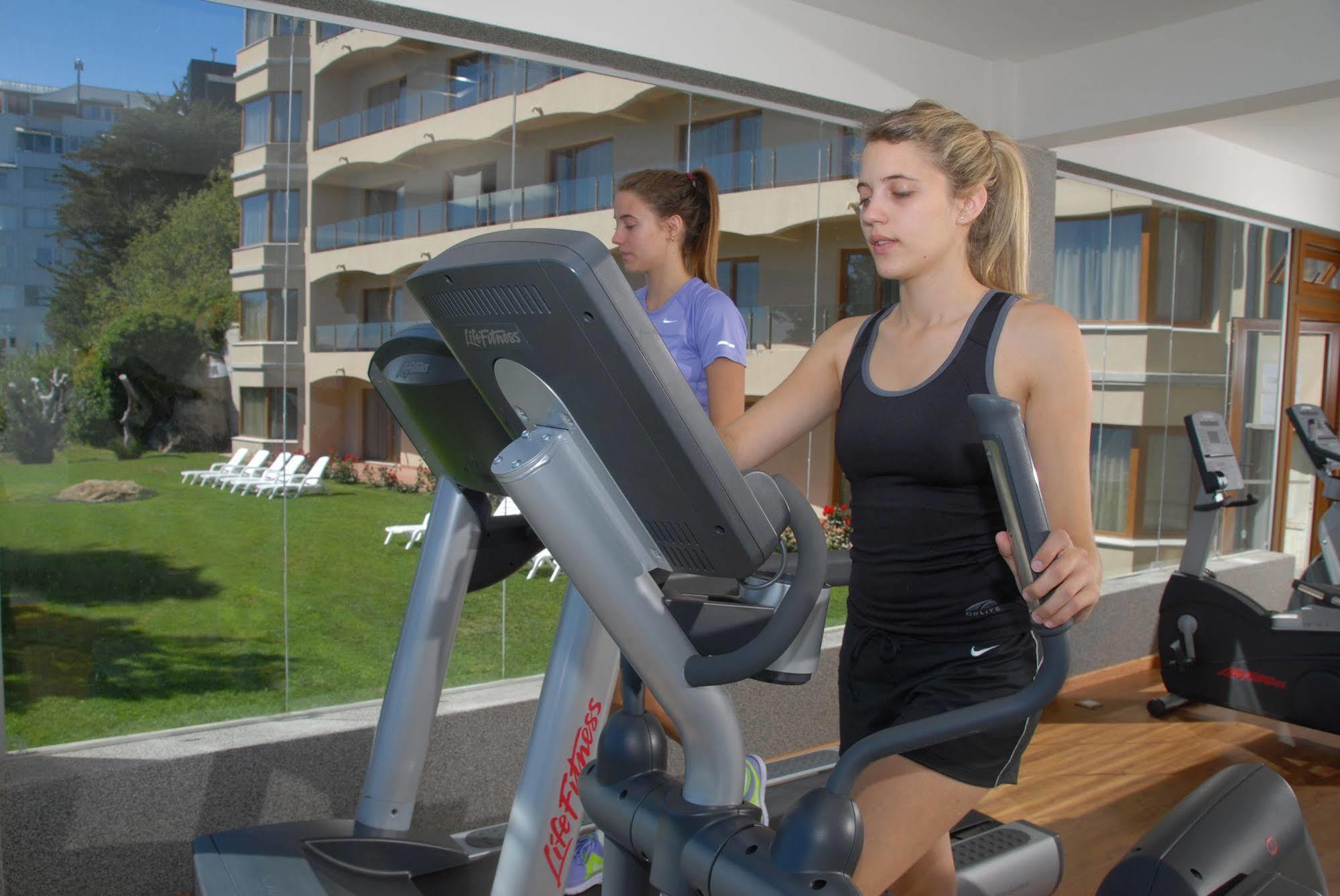 Alma Del Lago Suites & Spa San Carlos de Bariloche Eksteriør bilde A woman on a cross trainer